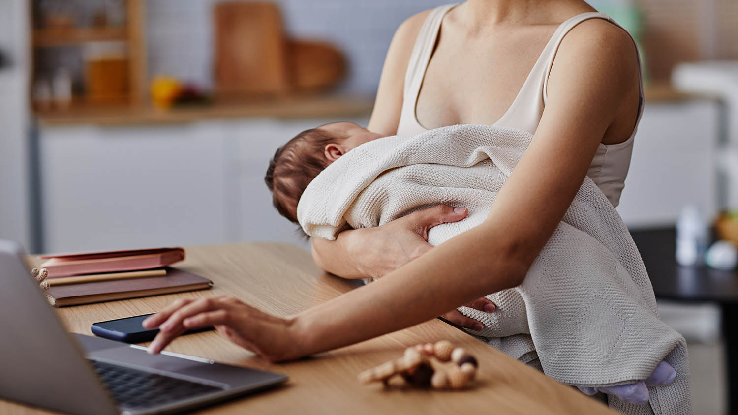 mamma che allatta con notebook