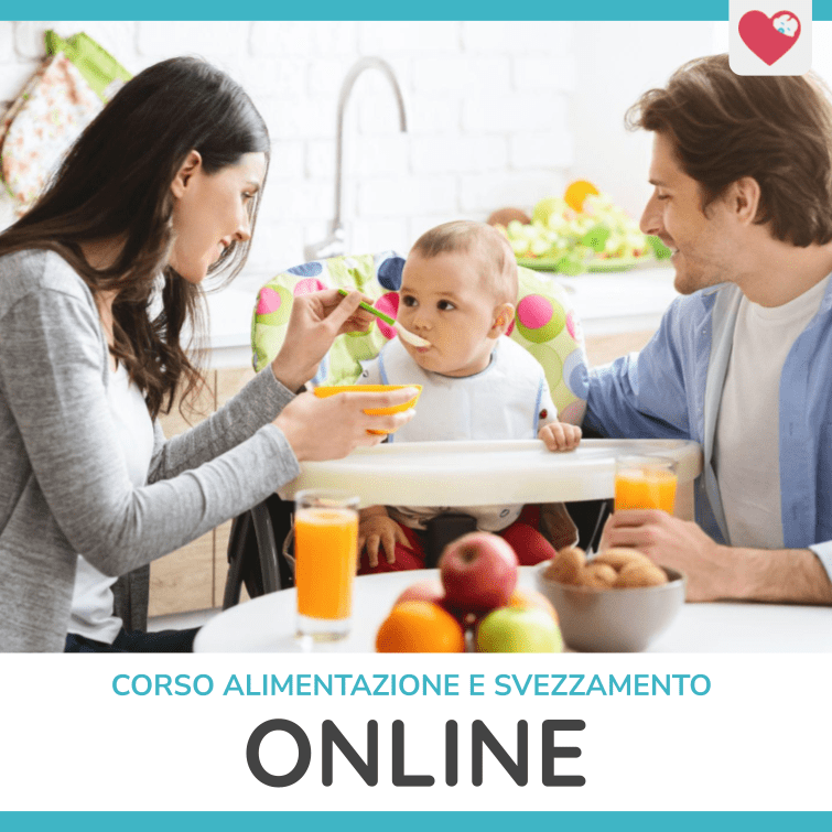 lattante che mangia con mamma e papà