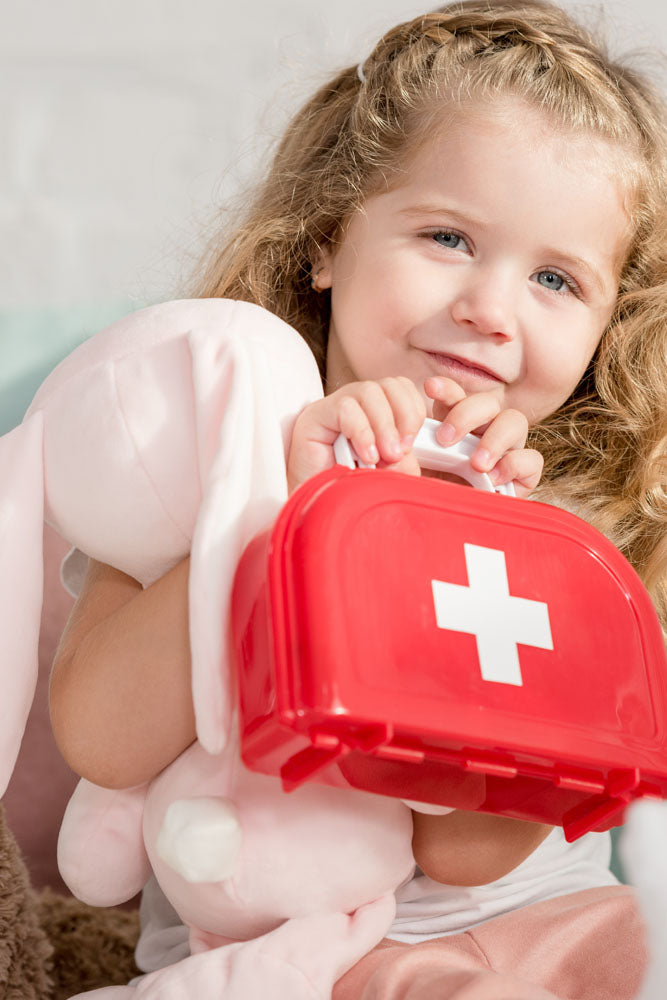 bambina con kit di primo soccorso