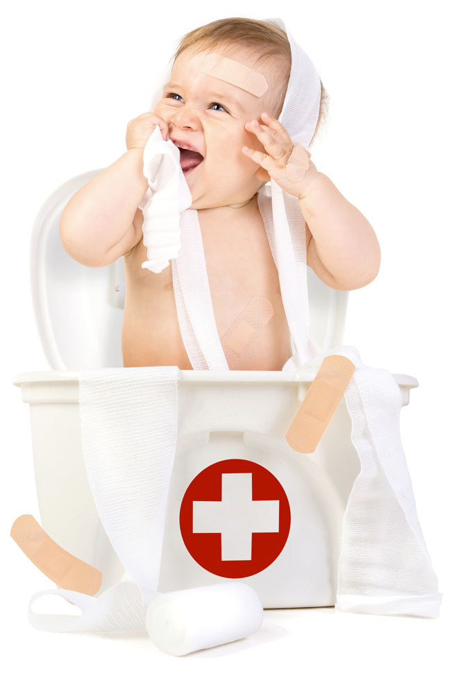 bambino piccolo con cassetta di primo soccorso