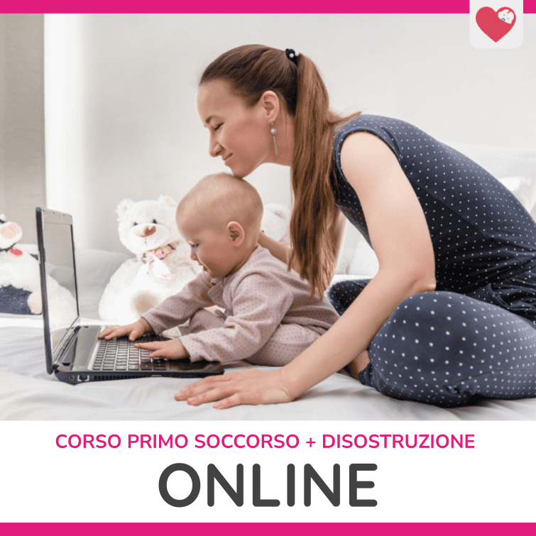mamma al pc con lattante