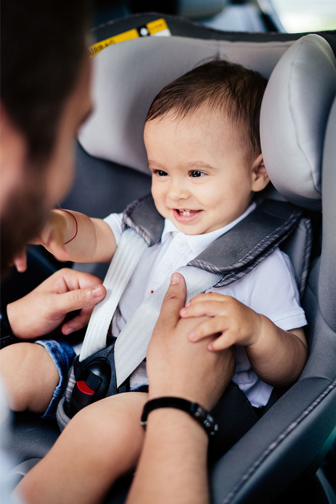 bambino piccolo in auto con cinture di sicurezza